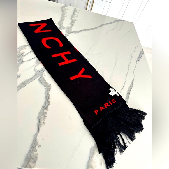 Givenchy Graphic Logo Football Scarf - Picture 6 of 6